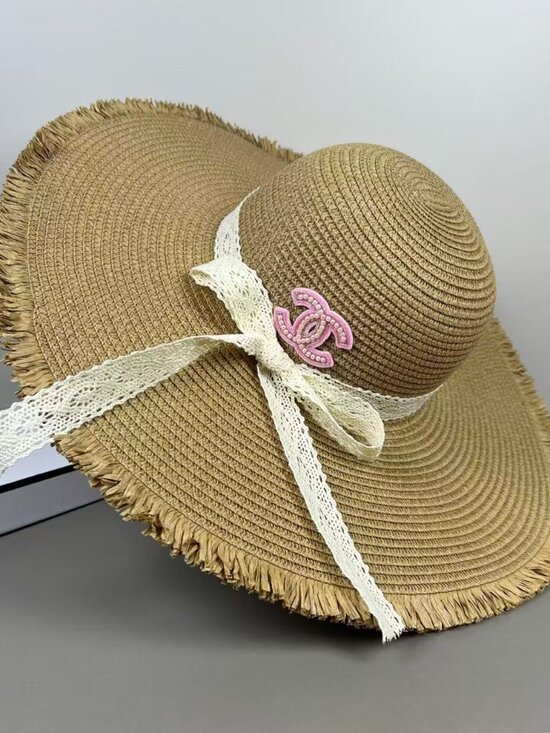 ?Chanel small flower-shaped brimmed sun hat